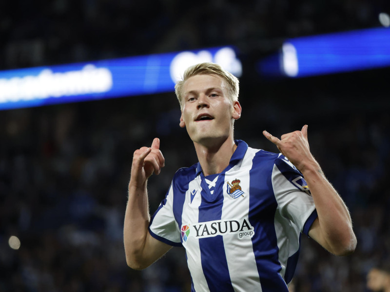 El delantero de la Real Sociedad Orri Óskarsson celebra tras marcar el tercer gol ante el Valencia. EFE/Javier Etxezarreta