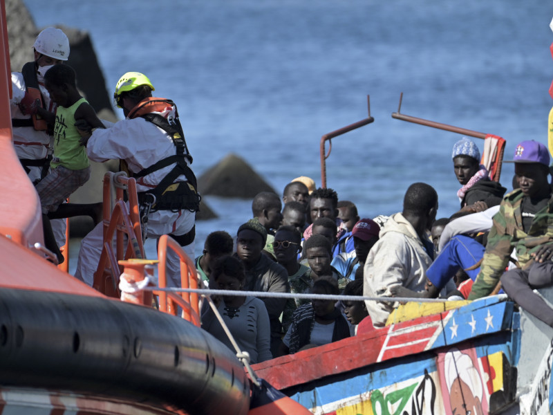 GRAFCAN5266. LA RESTINGA (EL HIERRO), 10/10/2024.- Un cayuco con 158 inmigrantes a bordo ha llegado este jueves al puerto de La Restinga, en el sur de El Hierro, acompañado por la Salvamar Mízar, de Salvamento Marítimo. En la imagen, los marineros de Salvamento ayudan a los ocupantes del cayuco a desembarcar al muelle a través de la Salvamar. EFE/ Gelmert Finol