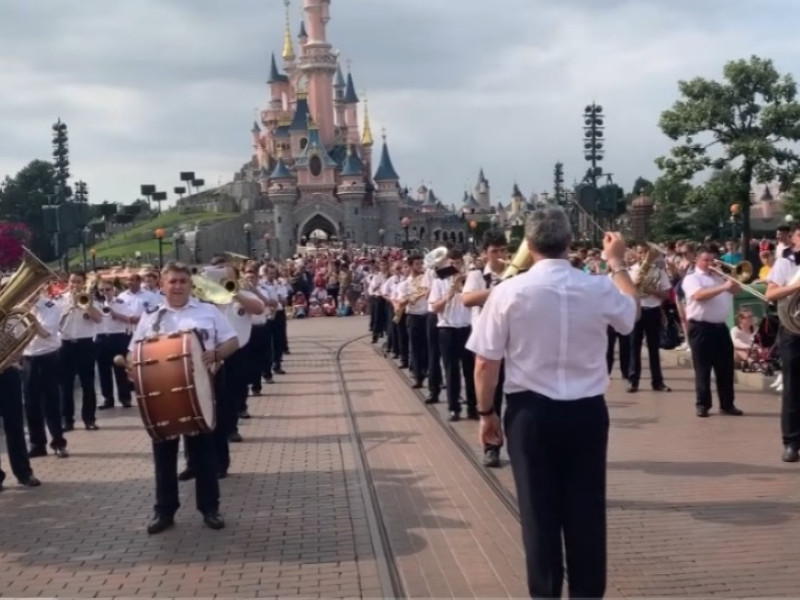 Una banda musical actuando en Disneyland Paris