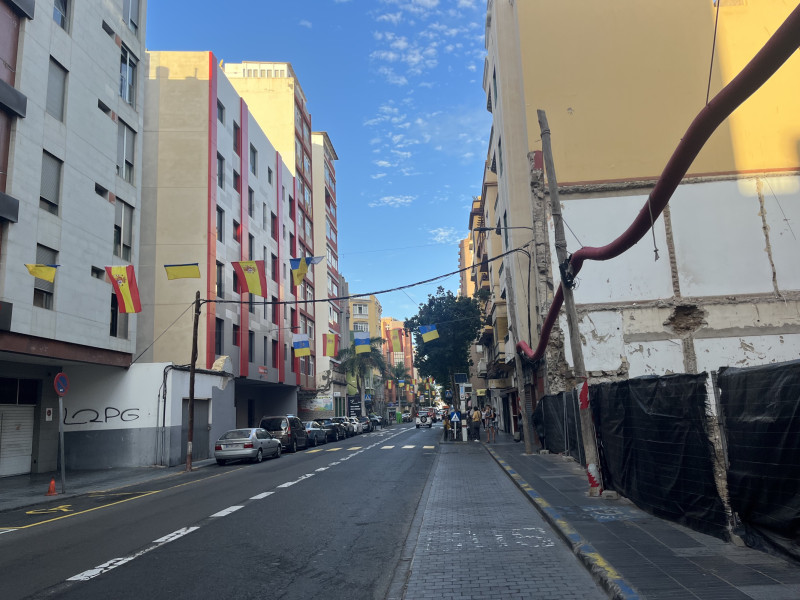 Calle Juan Rejón, con construcciones nuevas dedicadas al alquiler vacacional y solares en construcción.