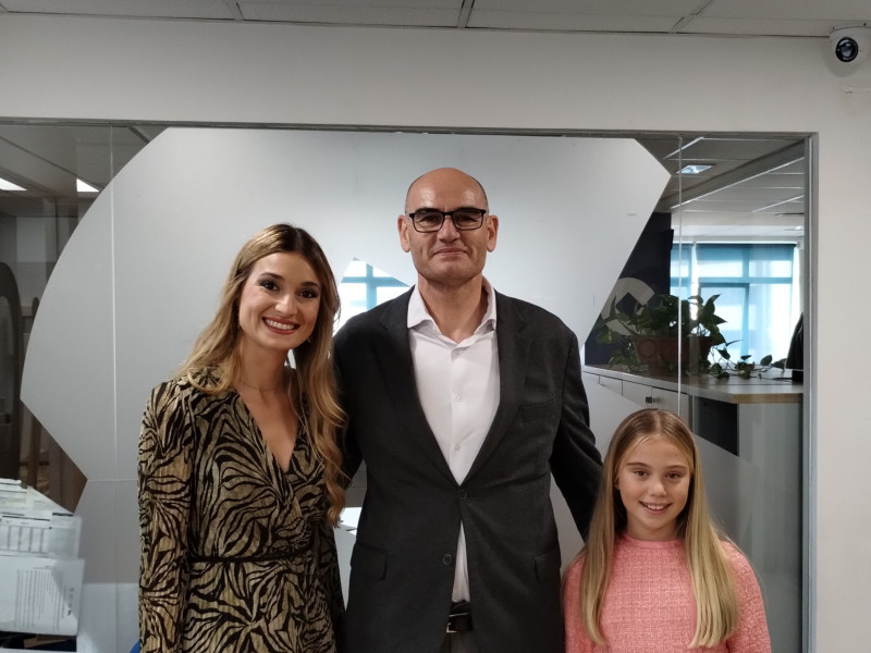 Berta y Lucía junto al director de Cope Valencia, Enrique Aguado