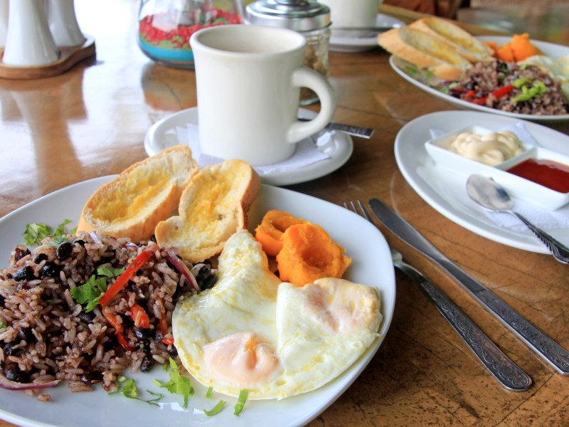 Plato de gallo pinto, desayuno tradicional de Costa Rica