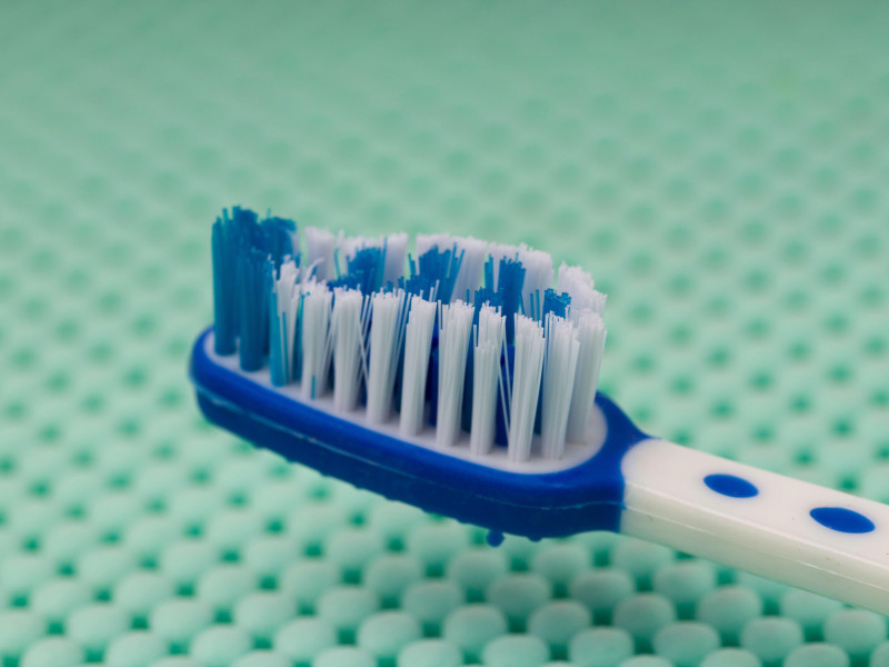 Primer plano de un cepillo de dientes nuevo. Macro. baño, cuidado, limpieza, dental, dentista, salud, higiene