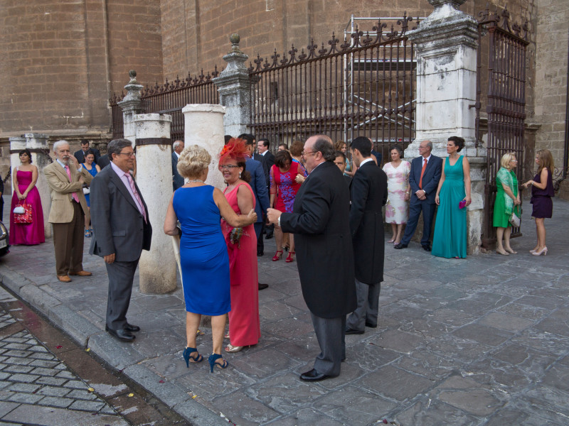 Invitados a una ceremonia de boda fuera de la catedral en Sevilla, España