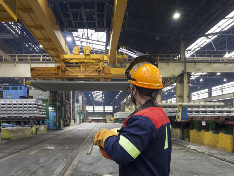 Un operario trabaja en la planta de Alcoa en San Cibrao