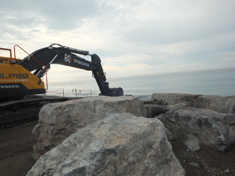 Primera piedra del espigón de Playa Granada