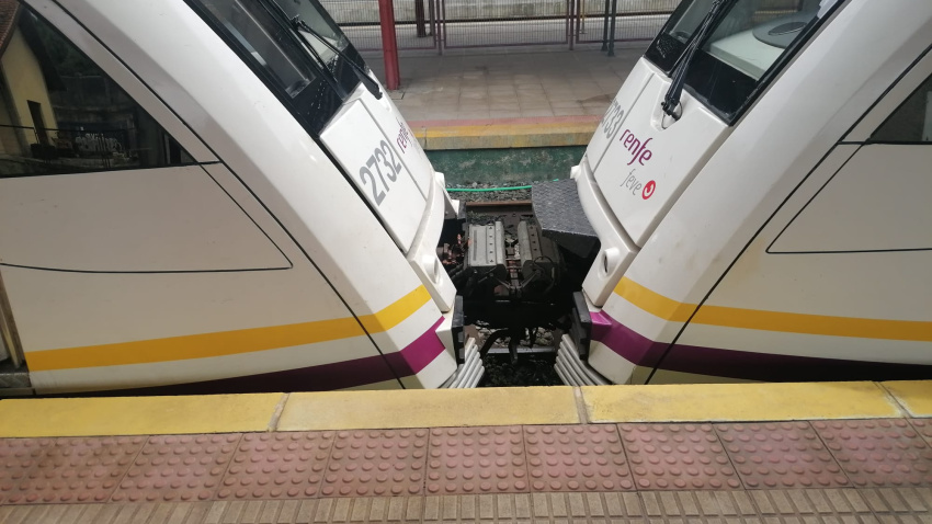 Foto de archivo de dos trenes de la antigua FEVE