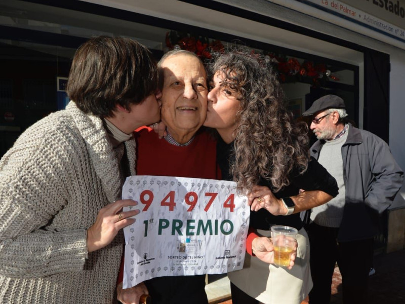 La familia Alcaraz tras dar el premio