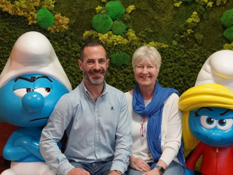 Ángel García y Véronique Culliford junto a Pitufo Gruñón y Pitufina