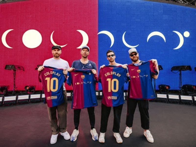 Coldplay posa con las camisetas del FC Barcelona con su logo.