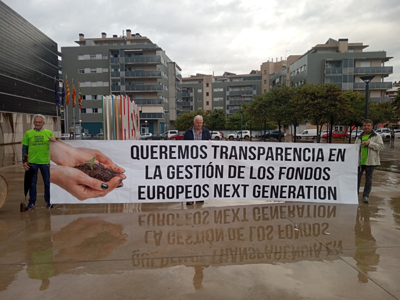 Vecinos de Salillas y Huerto a las puertas del Palacio de Congresos