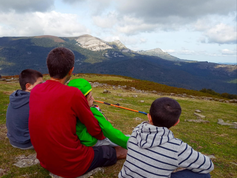 Maddalen con su padre y hermanos