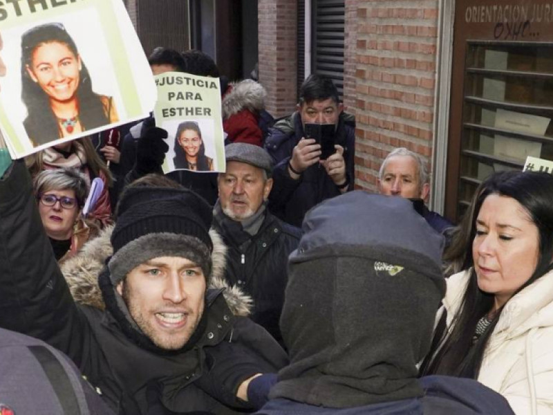 Familiares y amigos de Esther López a las puertas del juzgado de Valladolid