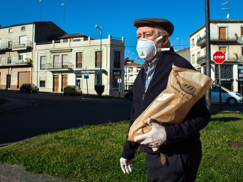 Un vecino de Ciudad Rodrigo (Salamanca) se protege del coronavirus con mascarilla