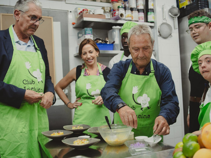 El presidente de ATADES, Antonio Rodríguez, cocinando.