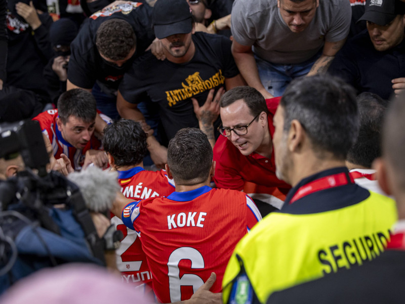 Giménez y Koke hablan con el Frente Atlético tras los incidentes del derbi.