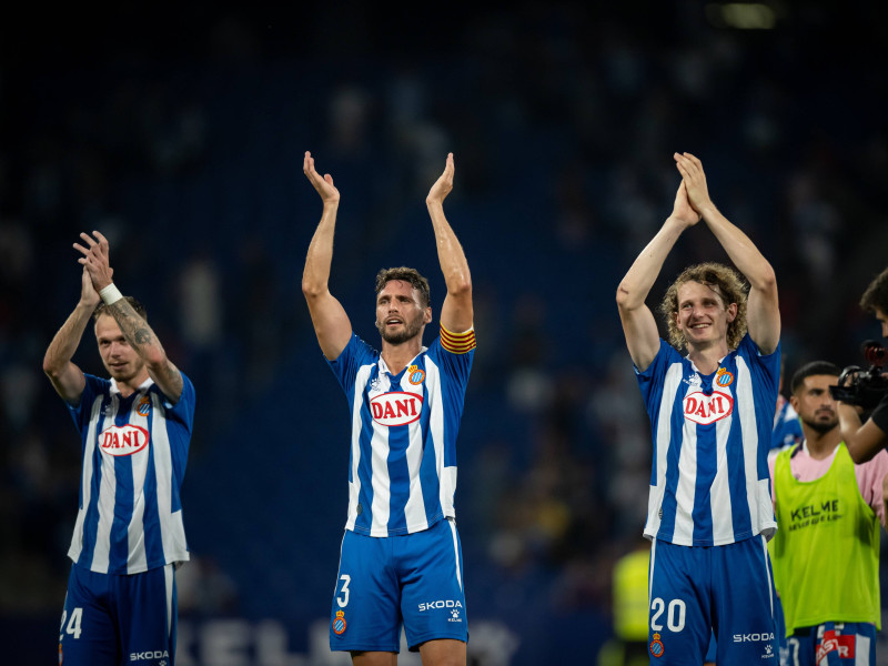 Los jugadores del Espanyol aplauden a sus aficionados en Cornellá.