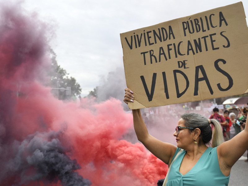 Una mujer durante una manifestación para denunciar el precio de los alquileres