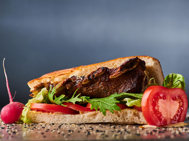 Bocadillo gigante grande con costillas de cerdo a la parrilla en ciabatta