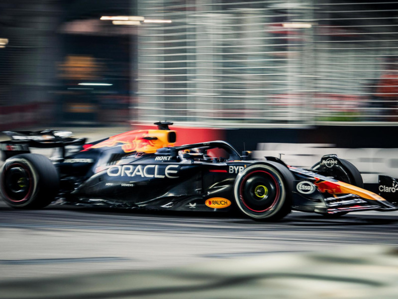 Singapore (Singapore), 20/09/2024.- Dutch driver Max Verstappen of Red Bull Racing in action during the second practice session for the Singapore Formula One Grand Prix at the Marina Bay Street Circuit, Singapore, 20 September 2024. The Singapore Formula One Grand Prix takes place on 22 September 2024. (Fórmula Uno, Singapur, Singapur) EFE/EPA/TOM WHITE