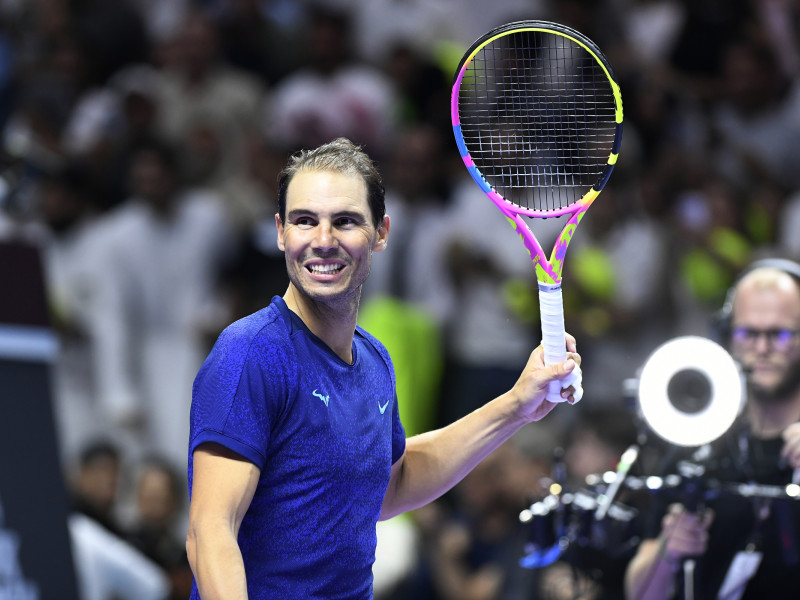 Rafael Nadal de España lanza pelotas de tenis autografiadas a los asistentes después de su partido en el torneo de exhibición de tenis Six Kings Slam en Riad, Arabia Saudita, el 17 de octubre de 2024