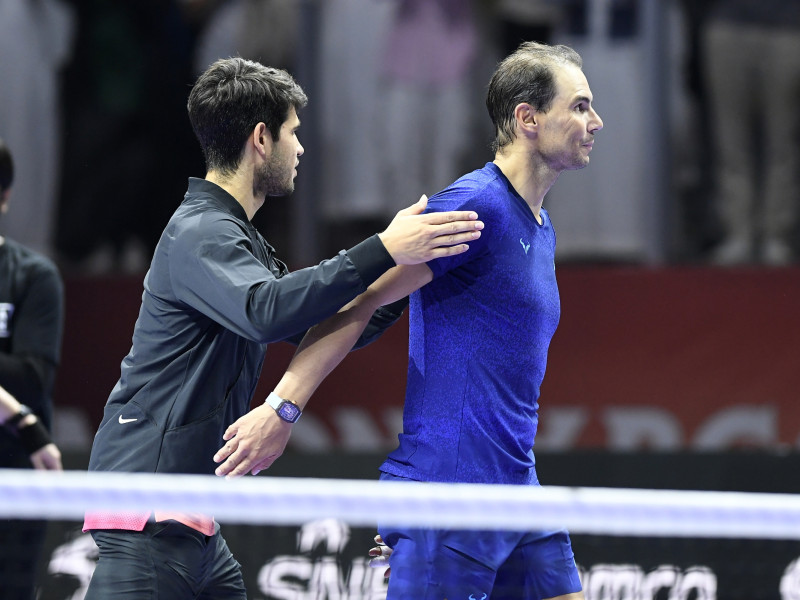 Rafael Nadal de España y Carlos Alcaraz de España comparten un momento después de su partido en el torneo de tenis de exhibición Six Kings Slam en Riad, Arabia Saudita, el 17 de octubre de 2024