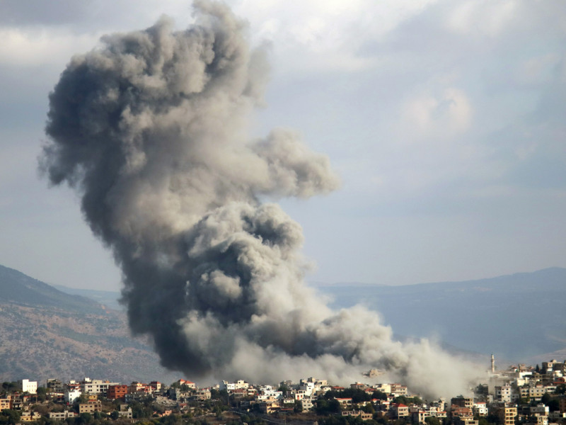 Asap mengepul setelah serangan udara Israel di kota Khiam di Lebanon selatan di sepanjang perbatasan Lebanon-Israel, diambil dari Maarjaayoun, Lebanon, pada 17 Oktober 2024