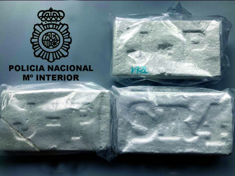 Los tres paquetes con la cocaína intervenida por los agentes policiales