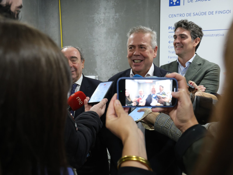 Gómez Caamaño durante la visita que realizó al centro de salud de Fingoi