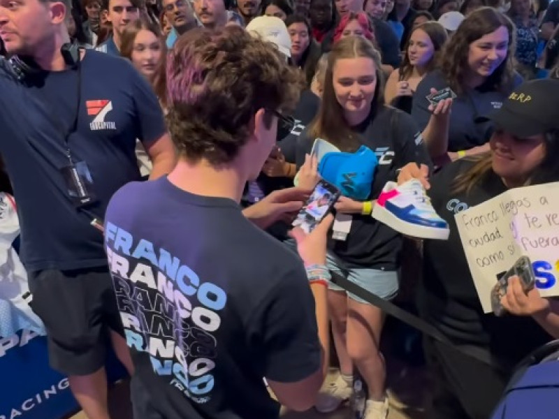 Franco Colapinto, piloto de Williams, durante un evento con seguidores.