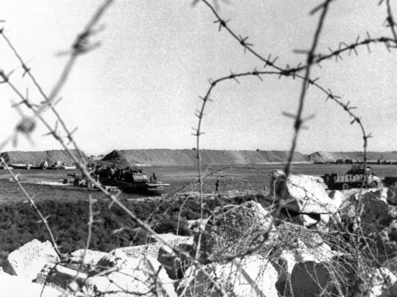 Pojazdy opancerzone armii izraelskiej przekraczają Kanał Sueski na barce w 1973 roku