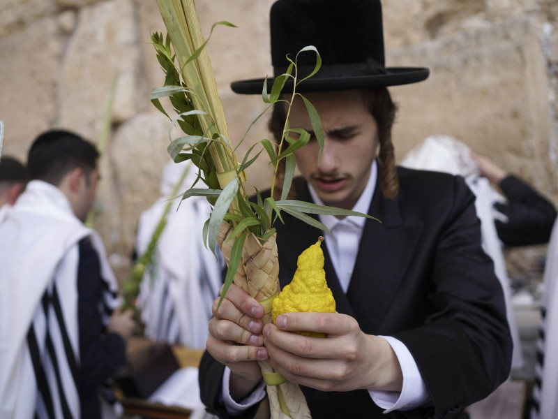 Miles de judíos religiosos acuden a rezar al Muro de las Lamentaciones, en Jerusalén