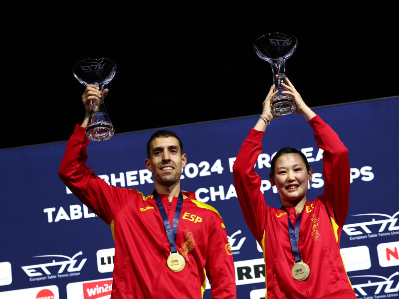 Maria Xiao y Álvaro Robles posan con sus medallas de oro.