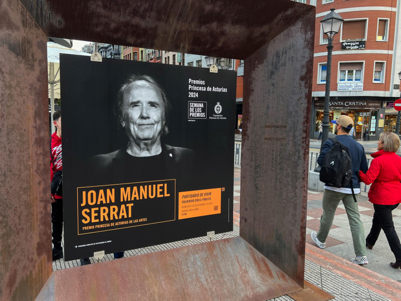 Foto mural de Joan Manuel Serrat, en Oviedo, con motivo de los Premios Princesa de Asturias