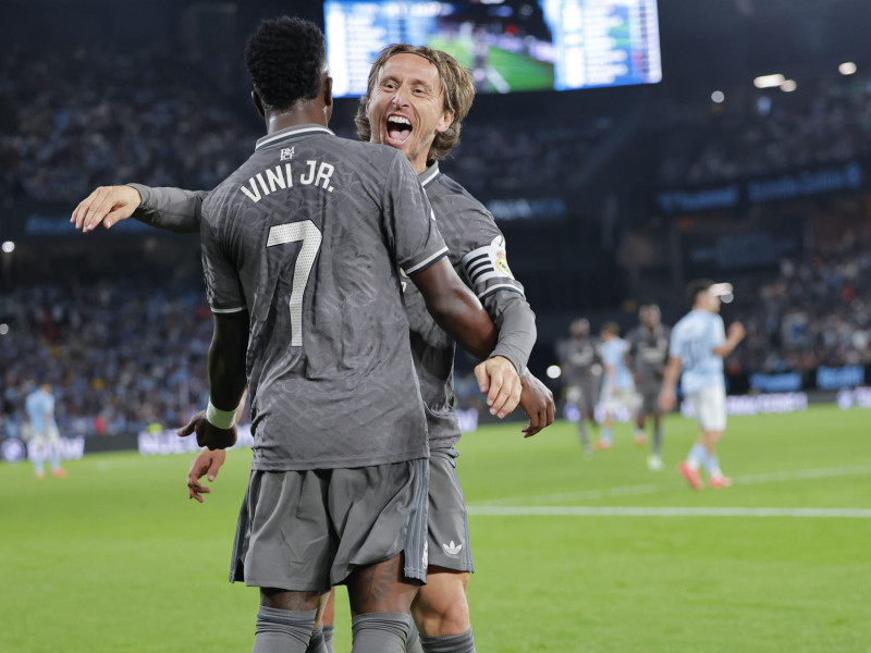 Luka Modric abraza a Vinicius después de que el brasileño marcara el gol de la victoria.