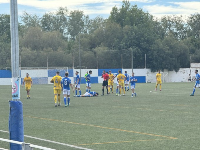 Kiko expulsado durante el partido ante el Unión Molinense