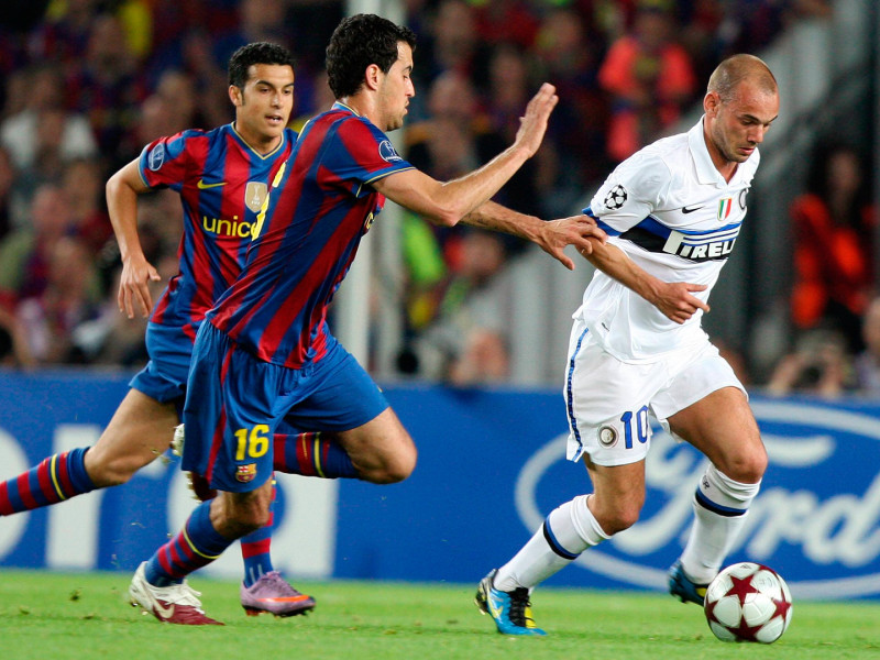 Wesley Sneijder controla el balón ante Sergio Busquets durante el Barcelona - Inter de Milan, de semifinales de la Liga de Campeones en 2010