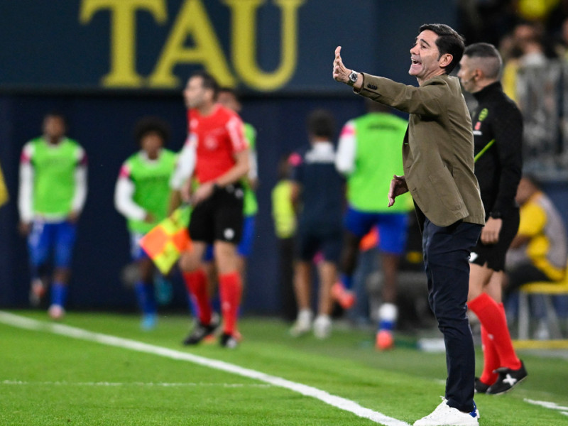 Marcelino García Toral da órdenes desde la banda del Estadio La Cerámica