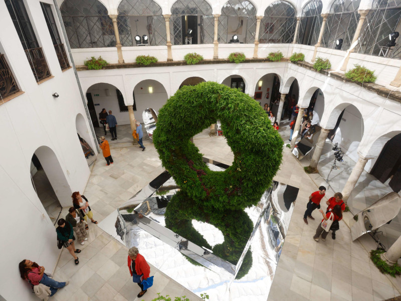 CÓRDOBA, 19/10/2024.- Visitantes recorren el patio central del Palacio de Orive, con la obra Fusión, de la ganadora de la convocatoria Patio Talento Carolin Ruggaber (Alemania), durante el VII Festival de las Flores de Córdoba 'Flora 2024', este sábado. EFE/Salas