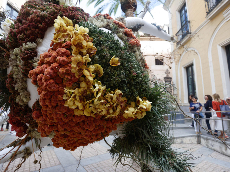 -FOTODELDIA- CÓRDOBA, 19/10/2024.- Visitantes recorren el patio de recibo de Vimcorsa, con la obra Un pensamiento vegetal, de Eugenio Ampudia en colaboración Alejandro Banegas (España), durante el VII Festival de las Flores de Córdoba 'Flora 2024', este sábado. EFE/Salas