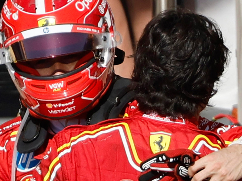 Abrazo entre Charles Leclerc y Carlos Sainz por el doblete de Ferrari en el Gran Premio de Estados Unidos de Fórmula 1