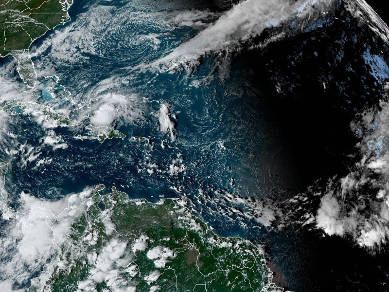 Foto satelit yang disediakan Sabtu ini oleh National Oceanic and Atmospheric Administration (NOAA) melalui US National Hurricane Center (NHC) menunjukkan lokasi Badai Oscar di Atlantik