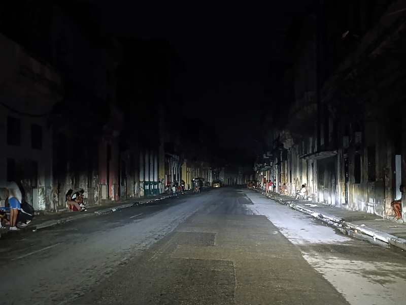 Personas permanecen fuera de sus casas durante un apagón este viernes, en La Habana, (Cuba)