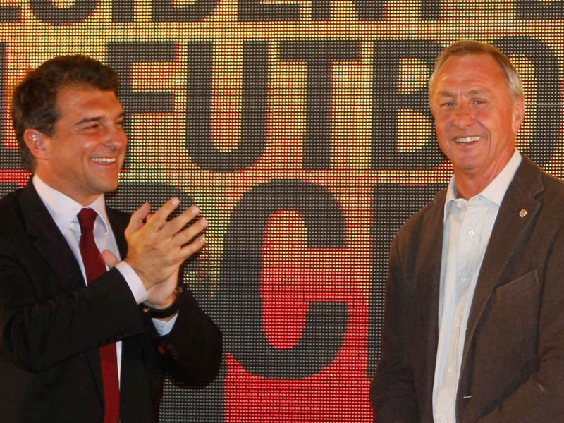 Joan Laporta aplaude a Johan Cruyff en el día en que fue nombrado Presidente de Honor del Barcelona, en 2010