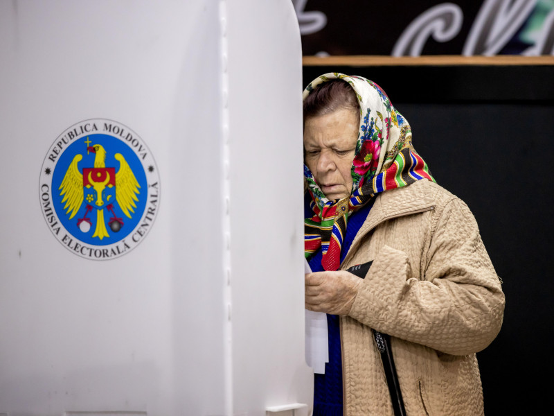 Una mujer examina su papeleta electoral en un colegio electoral de la aldea de Hrusevo, Moldavia, el 20 de octubre de 2024.