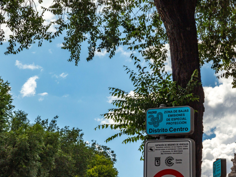 Señal de Zona de Bajas Emisiones en el centro de la ciudad, parte del plan de sostenibilidad ambiental Madrid360 para reducir la contaminación del tráfico