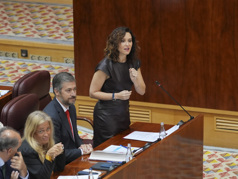 La presidenta de la Comunidad de Madrid, Isabel Díaz Ayuso interviene en el pleno de la Asamblea de Madrid, este viernes