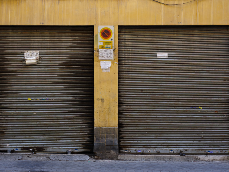 No se permite aparcar fuera de los garajes en Granada, España