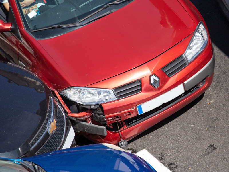 Accidente automovilístico que involucra a dos vehículos en una calle de la ciudad