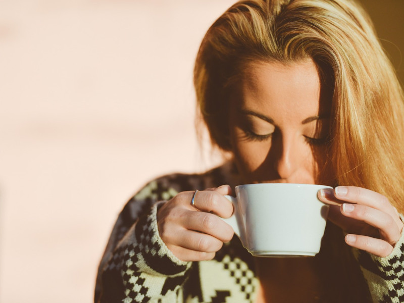 Una chica tomando café